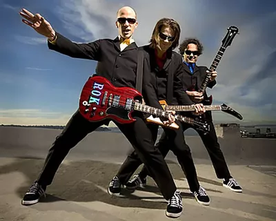 Three-member rock band 
