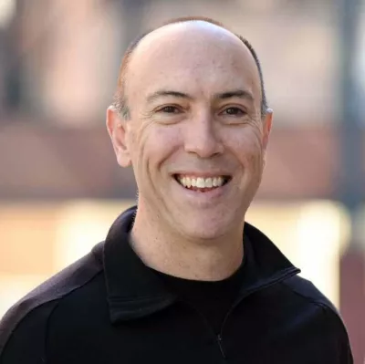 Headshot of Professor G. Lorimer Moseley.