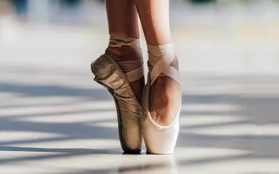 A ballet dancer's feet en pointe.